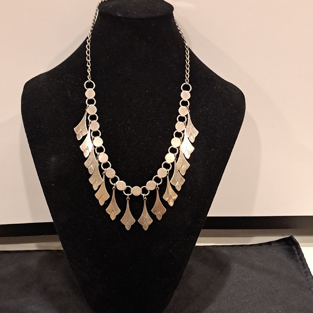 Silver Tone Modernist Style"Tulip"Neck.Wflower Shaped Pendants & circular links